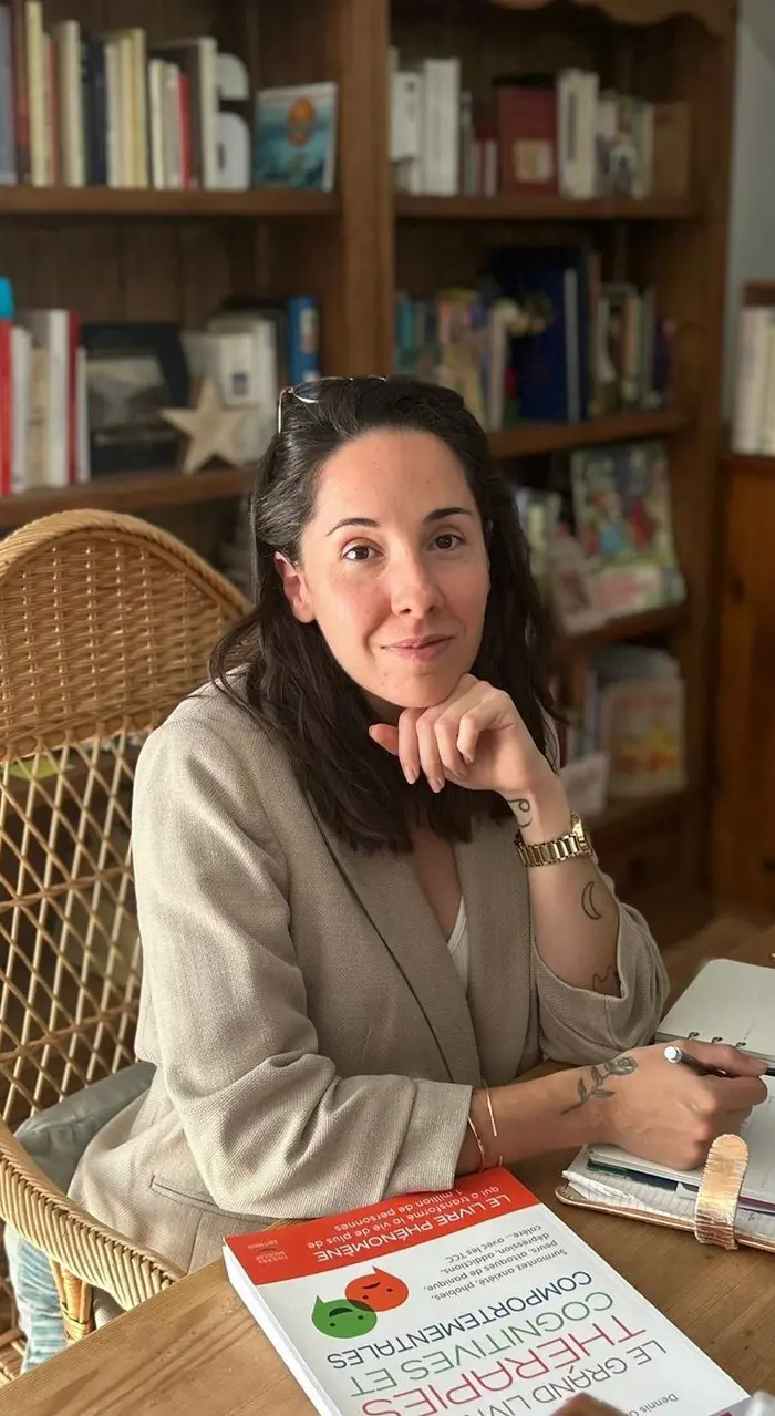 Fiona Bouakaz avec un ouvrage de référence sur les Thérapies Cognitives et Comportementales (TCC)